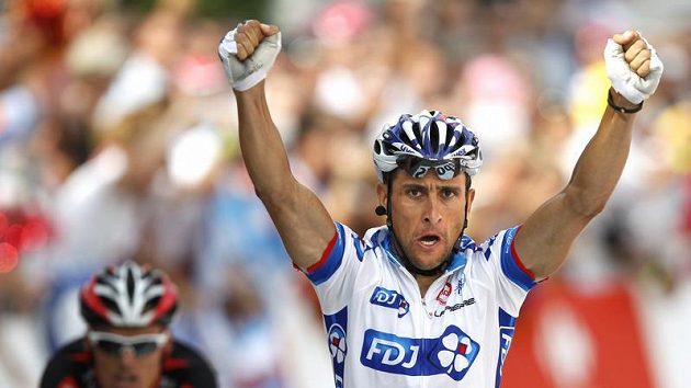 Francouzský cyklista Sandy Casar se raduje z vítězsví v královské deváté etapě Tour de France. Francouzský cyklista Sandy Casar se raduje z vítězsví v královské deváté etapě Tour de France.