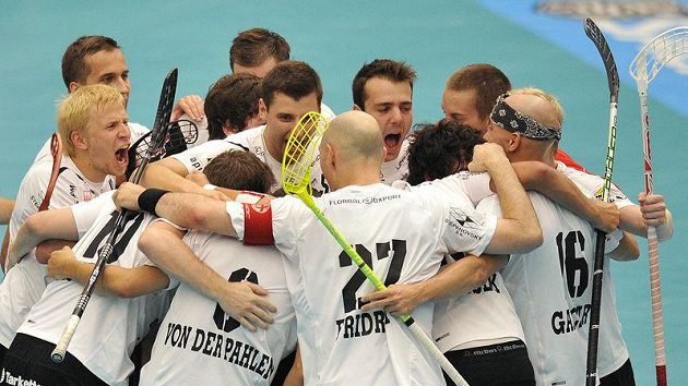 Florbalisté tatranu Střešovice oslavují branku vstřelenou švédskému týmu Storvreta IBK. Florbalisté tatranu Střešovice oslavují branku vstřelenou švédskému týmu Storvreta IBK.