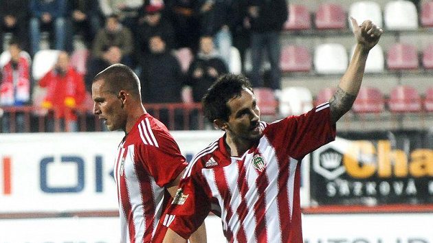 Dal Slavii gól za Žižkov - a hned poté se David Kalivoda zdravil se slávistickými fanoušky... Dal Slavii gól za Žižkov - a hned poté se David Kalivoda zdravil se slávistickými fanoušky...