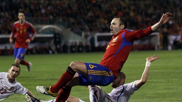 Jan Rezek fauluje ve vápně Andrese Iniestu. Po jeho zákroku proměnil David Villa pokutový kop. Jan Rezek fauluje ve vápně Andrese Iniestu. Po jeho zákroku proměnil David Villa pokutový kop.
