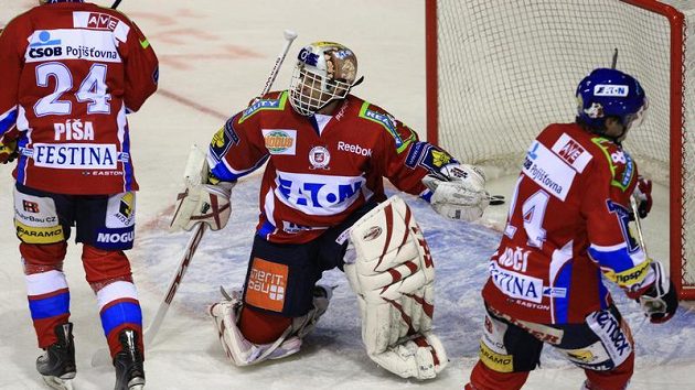 Dominik Hašek z Pardubic inkasuje branku. Dominik Hašek z Pardubic inkasuje branku.
