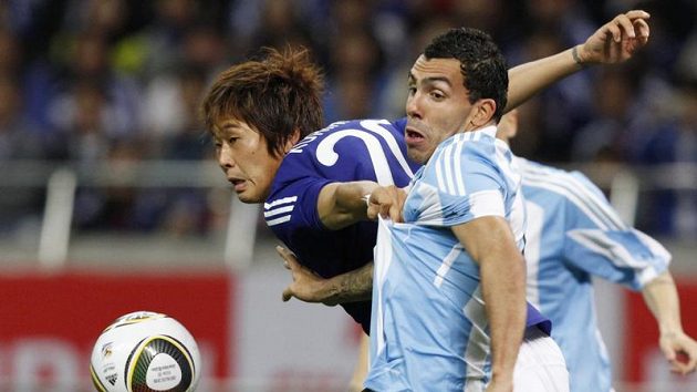 Yuzo Kurihara v boji s Carlosem Tevezem během přátelského zápasu Japonska s Argentinou. Yuzo Kurihara v boji s Carlosem Tevezem během přátelského zápasu Japonska s Argentinou.