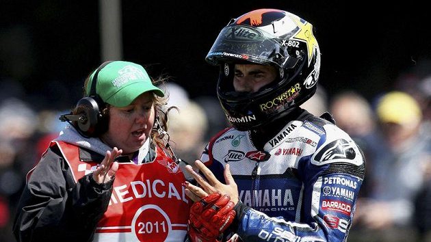 Španělský jezdec Jorge Lorenzo ukazuje lékařce poškozený prsteníček na levé ruce. Španělský jezdec Jorge Lorenzo ukazuje lékařce poškozený prsteníček na levé ruce.