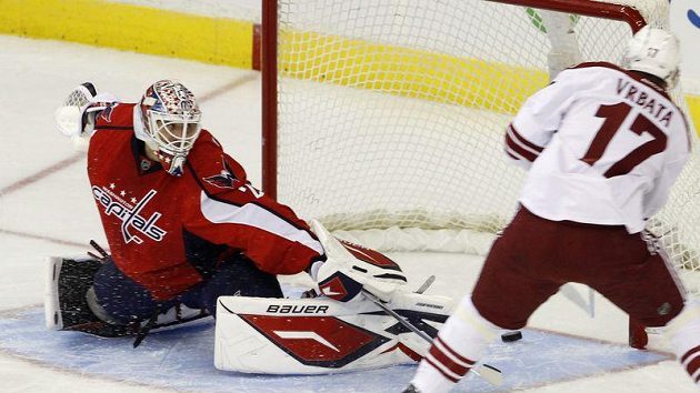 Radim Vrbata překonává Tomáše Vokouna v brance Washingtonu Capitals. Radim Vrbata překonává Tomáše Vokouna v brance Washingtonu Capitals.