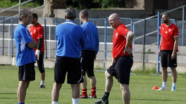 Trenér Pavel Vrba na tréninku plzeňských fotbalistů. Trenér Pavel Vrba na tréninku plzeňských fotbalistů.