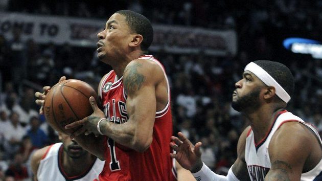 Derrick Rose z Chicaga (vlevo) v utkání proti Atlantě. Ilustrační foto. Derrick Rose z Chicaga (vlevo) v utkání proti Atlantě. Ilustrační foto.