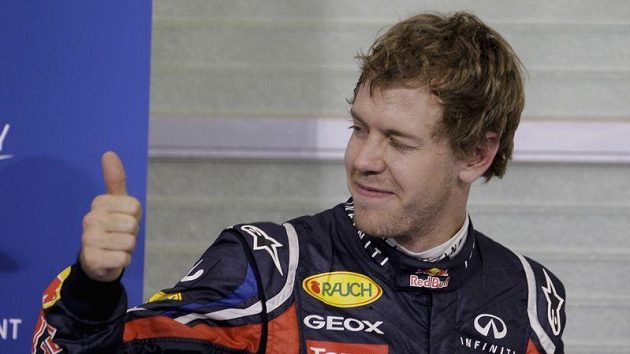 Spokojený Sebastian Vettel po kvalifikaci na GP Abú Zabí. Německý pilot získal 14. pole position v sezóně a vyrovnal letitý rekord Nigela Mansella. Spokojený Sebastian Vettel po kvalifikaci na GP Abú Zabí. Německý pilot získal 14. pole position v sezóně a vyrovnal letitý rekord Nigela Mansella.