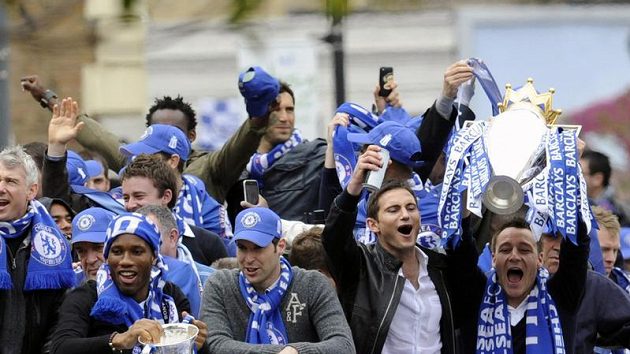 Triumfální jízda Chelsea ulicemi Londýna na oslavu double - vpředu zleva Drogba, Čech, Lampard a Terry. Triumfální jízda Chelsea ulicemi Londýna na oslavu double - vpředu zleva Drogba, Čech, Lampard a Terry.
