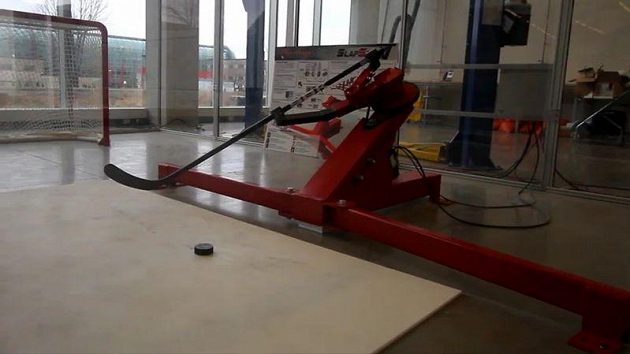 Hokejový robot střílející puky na bránu Hokejový robot střílející puky na bránu