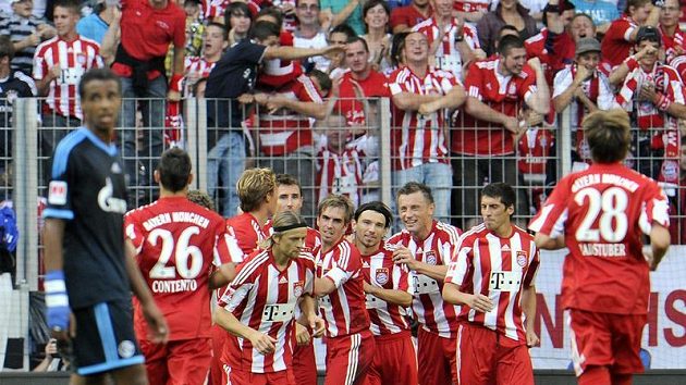 Fotbalisté Bayernu Mnichov se radují z branky do sítě Schalke 04. Fotbalisté Bayernu Mnichov se radují z branky do sítě Schalke 04.