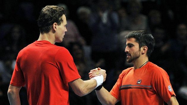 Tomáš Berdych podává ruku Janku Tipsarevičovi poté, co vybojoval první výhru na letošním Turnaji mistrů. Tomáš Berdych podává ruku Janku Tipsarevičovi poté, co vybojoval první výhru na letošním Turnaji mistrů.