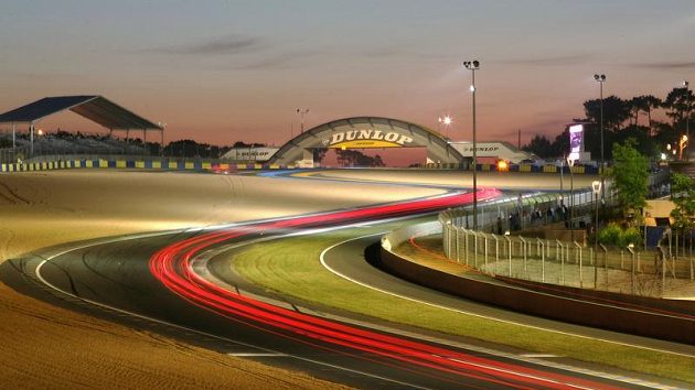 Svítání nad okruhem La Sarthe při závodu 24 hodin Le Mans. Svítání nad okruhem La Sarthe při závodu 24 hodin Le Mans.