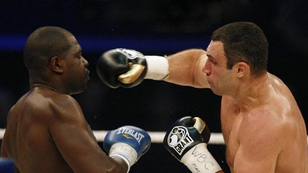 Ukrajinský boxer Vitalij Kličko zasazuje úder Kevinu Johnsonovi Ukrajinský boxer Vitalij Kličko zasazuje úder Kevinu Johnsonovi