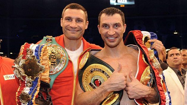 Ukrajinští boxerští šampioni Vladimir (vpravo) a Vitalij Kličkové. Ukrajinští boxerští šampioni Vladimir (vpravo) a Vitalij Kličkové.