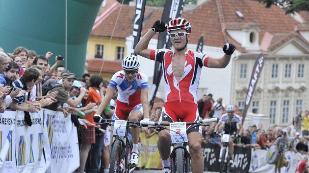 Jihoafričan Burry Stander oslavuje triumf v 18. ročníku závodu Pražské schody. Jako druhý protíná cíl Jaroslav Kulhavý. Jihoafričan Burry Stander oslavuje triumf v 18. ročníku závodu Pražské schody. Jako druhý protíná cíl Jaroslav Kulhavý.