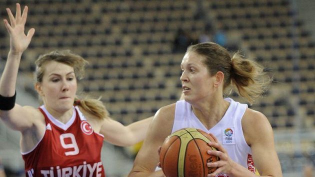 Ruskou basketbalistku Olgu Artěšinovou (vpravo) brání ve finále mistrovství Evropy Gulsah Akkayaová z Turecka. Ruskou basketbalistku Olgu Artěšinovou (vpravo) brání ve finále mistrovství Evropy Gulsah Akkayaová z Turecka.