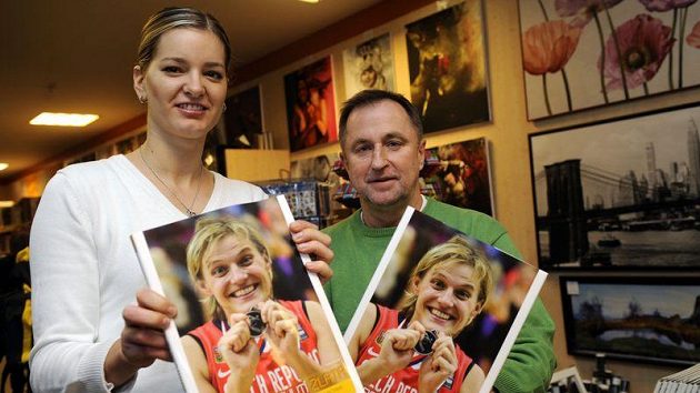 Trenér českých basketbalových reprezentantek Lubor Blažek a hráčka Eva Vítečková pokřtili 14. října v Praze knihu Stříbro s chutí zlata. Trenér českých basketbalových reprezentantek Lubor Blažek a hráčka Eva Vítečková pokřtili 14. října v Praze knihu Stříbro s chutí zlata.
