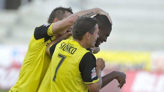 Radost fotbalistů Sparty po brankce Leonarda Kweukeho do sítě Plzně. Radost fotbalistů Sparty po brankce Leonarda Kweukeho do sítě Plzně.