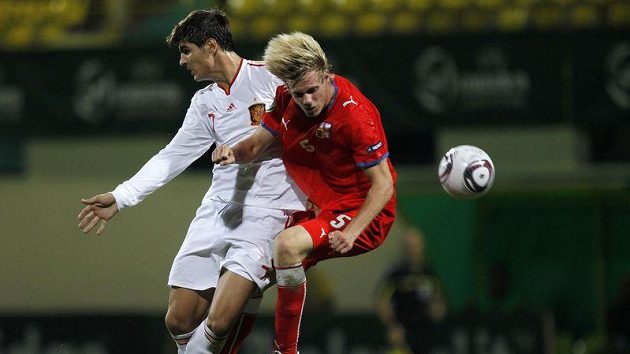 Tomáš Kalas (vpravo) v souboji se Španělem Moratou ve finále ME fotbalistů do 19 let. Tomáš Kalas (vpravo) v souboji se Španělem Moratou ve finále ME fotbalistů do 19 let.