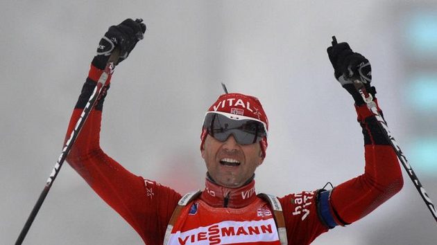 Biatlonista Ole Einar Björndalen z Norska se raduje z vítězství v Oberhofu. Biatlonista Ole Einar Björndalen z Norska se raduje z vítězství v Oberhofu.