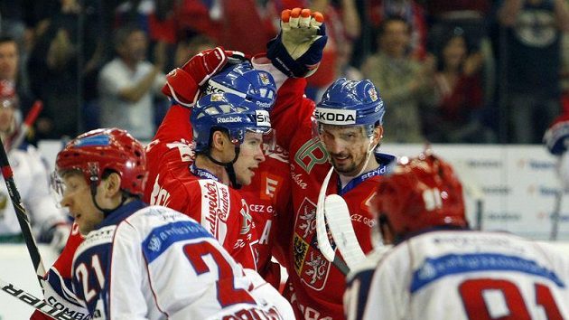 Radek Martínek (uprostřed) slaví gól při návratu do reprezentace do sítě Ruska. Radek Martínek (uprostřed) slaví gól při návratu do reprezentace do sítě Ruska.