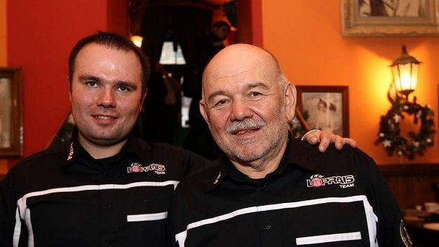 Aleš a Karel Lopraisové před odjezdem na 32. ročník Rallye Dakar. Aleš a Karel Lopraisové před odjezdem na 32. ročník Rallye Dakar.
