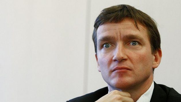 Manažer české fotbalové reprezentace Vladimír Šmicer analýzu vypracoval, Bílkovi však v ní po krku nejde, jak by snad mohlo jeho gesto naznačovat. Manažer české fotbalové reprezentace Vladimír Šmicer analýzu vypracoval, Bílkovi však v ní po krku nejde, jak by snad mohlo jeho gesto naznačovat.