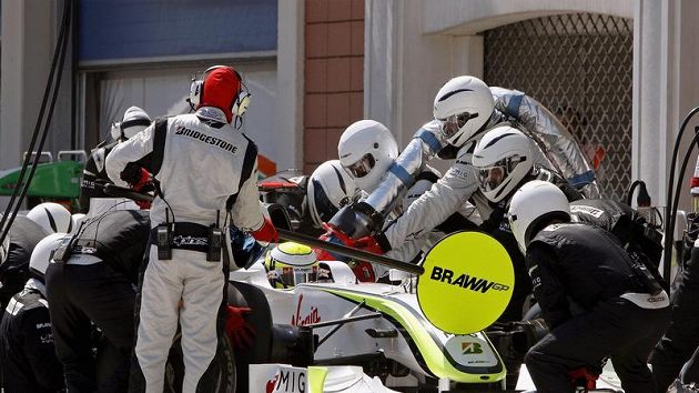 Jenson Button odešel z týmu Brawn GP bezprostředně po zisku titulu mistra světa. Jenson Button odešel z týmu Brawn GP bezprostředně po zisku titulu mistra světa.
