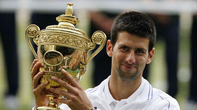 Srbský tenista Novak Djokovič s trofejí pro vítěze Wimbledonu Srbský tenista Novak Djokovič s trofejí pro vítěze Wimbledonu