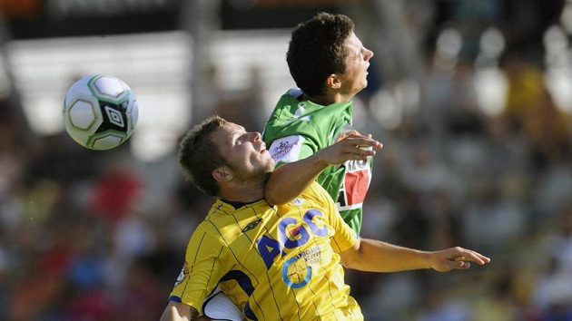 Tomáš Vondrášek (vpředu) z Teplic a Pavel Eliáš z Jablonce v boji o míč v utkání třetího kola první fotbalové ligy. Tomáš Vondrášek (vpředu) z Teplic a Pavel Eliáš z Jablonce v boji o míč v utkání třetího kola první fotbalové ligy.