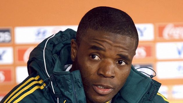 Aaron Mokoena na tiskové konferenci. Aaron Mokoena na tiskové konferenci.