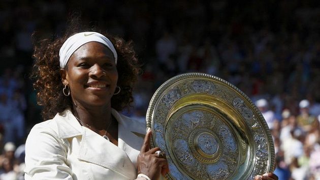 Americká tenistka Serena Williamsová s trofejí pro vítězku Wimbledonu Americká tenistka Serena Williamsová s trofejí pro vítězku Wimbledonu