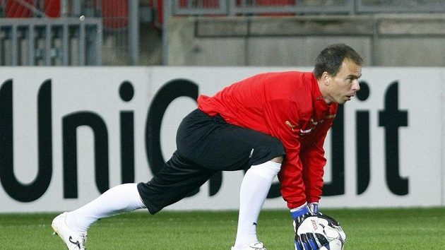 Plzeňský brankář Pavlík se rozcvičuje před tréninkem na zápas s Barcelonou. Plzeňský brankář Pavlík se rozcvičuje před tréninkem na zápas s Barcelonou.