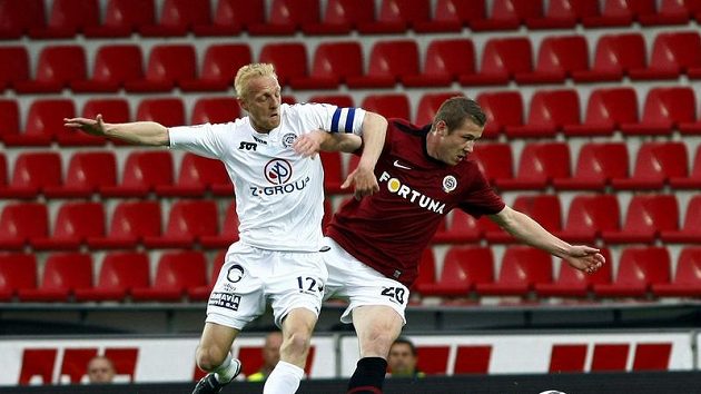 Juraj Kucka ze Sparty (vpravo) bojuje o míč s Pavlem Němčickým ze Slovácka. Juraj Kucka ze Sparty (vpravo) bojuje o míč s Pavlem Němčickým ze Slovácka.