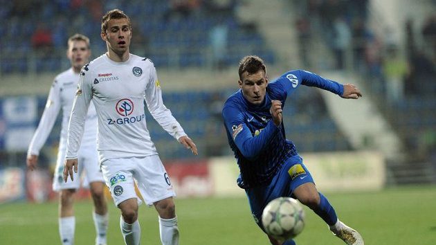 Michael Rabušic z Liberce (vpravo) a Petr Reinberk ze Slovácka. Michael Rabušic z Liberce (vpravo) a Petr Reinberk ze Slovácka.