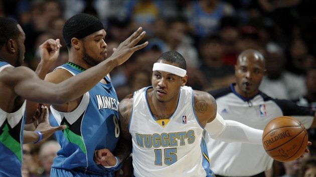 Basketbalista Denveru Carmelo Anthony (vpravo) se probíjí přes hráče Minnesoty. Basketbalista Denveru Carmelo Anthony (vpravo) se probíjí přes hráče Minnesoty.