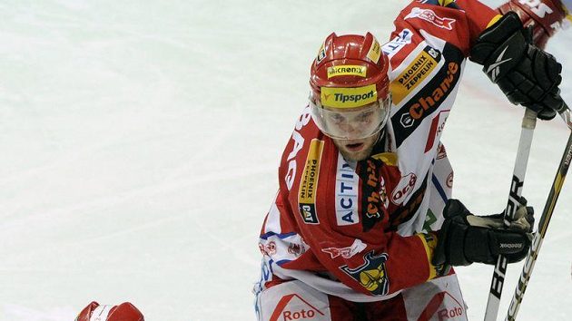 Tomáš Pospíšil ze Slavie (vpravo) a třinecký Josef Hrabal Tomáš Pospíšil ze Slavie (vpravo) a třinecký Josef Hrabal