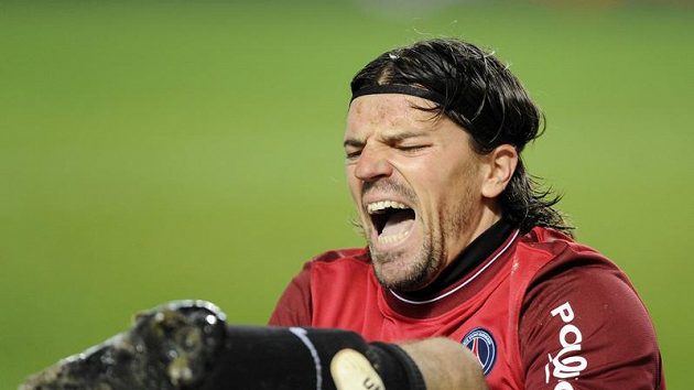 Brankář Grégory Coupet z Paris St. Germain si přivodil otevřenou zlomeninu. Brankář Grégory Coupet z Paris St. Germain si přivodil otevřenou zlomeninu.