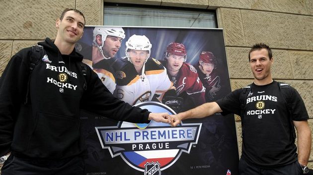 Hokejisté Boston Bruins Zdeno Chára (vlevo) a David Krejčí pózují před plakátem po příletu do Prahy. Hokejisté Boston Bruins Zdeno Chára (vlevo) a David Krejčí pózují před plakátem po příletu do Prahy.