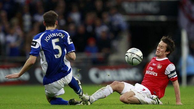 Tomáš Rosický v souboji s Birminghamským Johnsonem ve finále Ligového poháru. Podle anglických médií český fotbalista v zápase zklamal. Tomáš Rosický v souboji s Birminghamským Johnsonem ve finále Ligového poháru. Podle anglických médií český fotbalista v zápase zklamal.