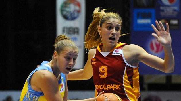 Bahar Caglarová z Galatasaraye (brání) Kateřinu Elhotovou z USK Praha. Bahar Caglarová z Galatasaraye (brání) Kateřinu Elhotovou z USK Praha.