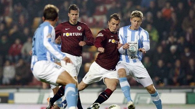 Sparťan Peter Grajciar (uprostřed) v utkání proti Mladé Boleslavi Sparťan Peter Grajciar (uprostřed) v utkání proti Mladé Boleslavi