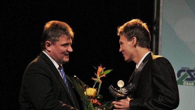 Ivo Kaderka předává Zlatého kanára pro nejlepšího českého tenistu Tomáši Berdychovi. Ivo Kaderka předává Zlatého kanára pro nejlepšího českého tenistu Tomáši Berdychovi.
