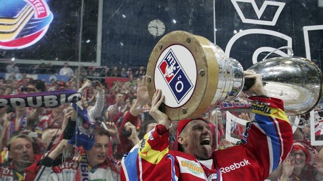 Brankář Pardubic Dominik Hašek s trofejí pro vítěze extraligy Brankář Pardubic Dominik Hašek s trofejí pro vítěze extraligy
