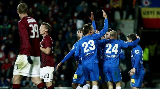 Fotbalisté Liberce se radují z branky do sparťanské sítě. Fotbalisté Liberce se radují z branky do sparťanské sítě.