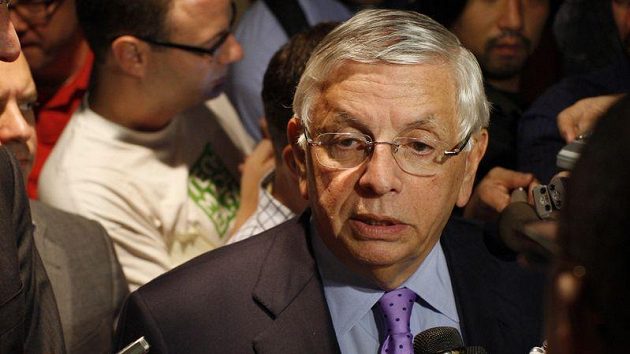 Komisionář basketbalové NBA David Stern v obležení novinářů. Komisionář basketbalové NBA David Stern v obležení novinářů.