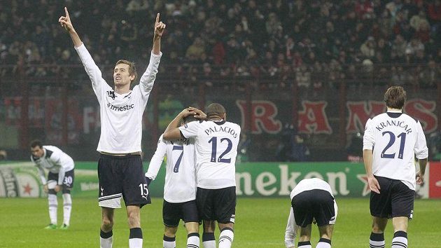 Radost fotbalistů Tottenhamu po vítězství nad AC Milán. Radost fotbalistů Tottenhamu po vítězství nad AC Milán.