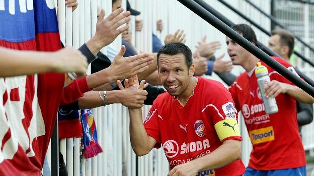 Fotbalisté Plzně oslavují se svými fanoušky výhru v Hradci králové. Vpředu kapitán Pavel Horváth. Fotbalisté Plzně oslavují se svými fanoušky výhru v Hradci králové. Vpředu kapitán Pavel Horváth.