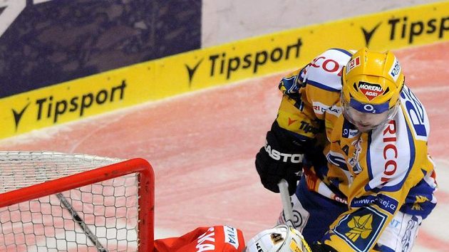 Zlínský Petr Leška střílí gól slávistickému brankáři Robertu Slipčenkovi. Zlínský Petr Leška střílí gól slávistickému brankáři Robertu Slipčenkovi.