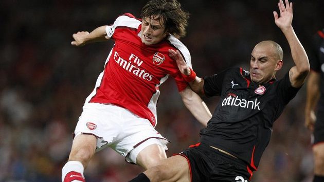 Fotbalista Tomáš Rosický z Arsenalu v souboji o míč. Fotbalista Tomáš Rosický z Arsenalu v souboji o míč.